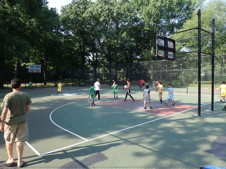 Bronx Park Basketball Courts