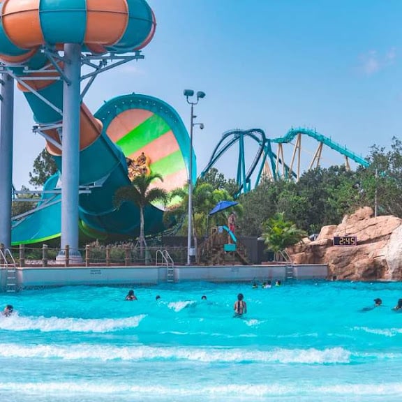 Wave pool at Aquatica